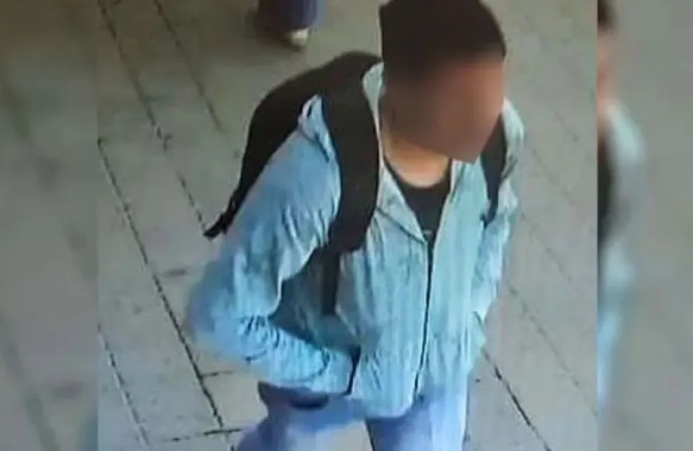 Un hombre se masturbó y eyaculó en el vestíbulo de un comercio en el que se encontraba una mujer sola