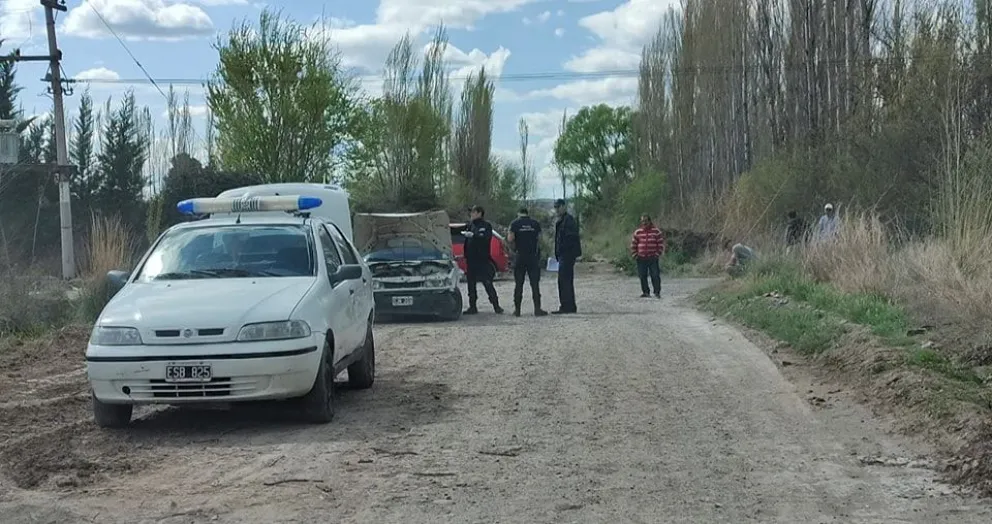 Completita: se llevó un auto estacionado, chocó una unidad policial y se dio a la fuga