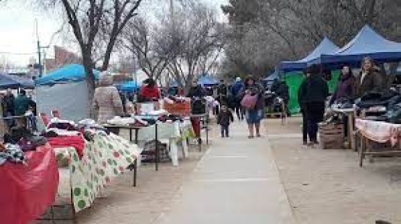 Feriantes en Roca: Alternativas ante la falta de cupos en la Maipú