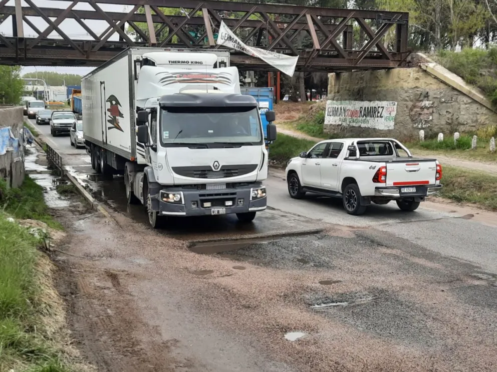 A tener cuidado: terribles baches en la ruta 151