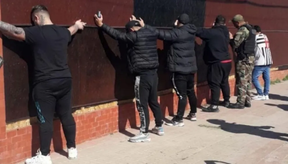 Cinco barras de Cipolletti fueron requisados hasta los dientes 