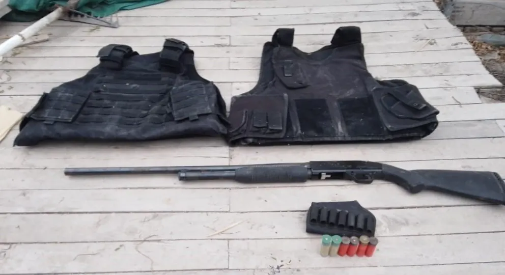 Secuestraron una escopeta, cartuchos y chalecos antibalas de un allanamiento en Chacramonte