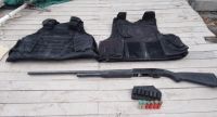 Secuestraron una escopeta, cartuchos y chalecos antibalas de un allanamiento en Chacramonte