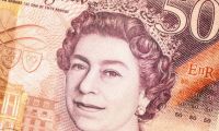 Estampillas, billetes y hasta botellas de ketchup: cuánto costará cambiar la imagen de la reina Isabel II