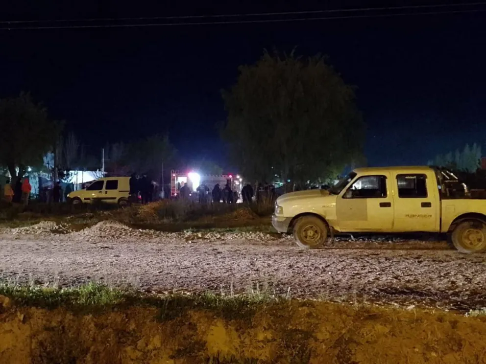 Noche caótica: Acusaron a un vecino del abuso de tres menores y le quemaron la casa