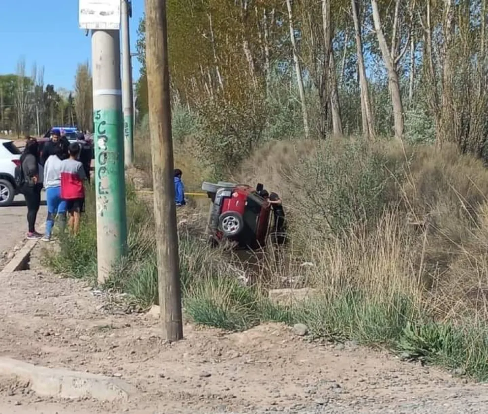 Un conductor despistado terminó dentro de un canal 