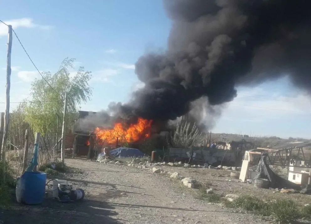 Se incendió la casa de una familia con sus mascotas dentro y ahora necesitan ayuda de la comunidad