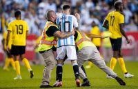 Locura total por Messi: tres hinchas invadieron la cancha y Leo tuvo una reacción genial con uno de ellos