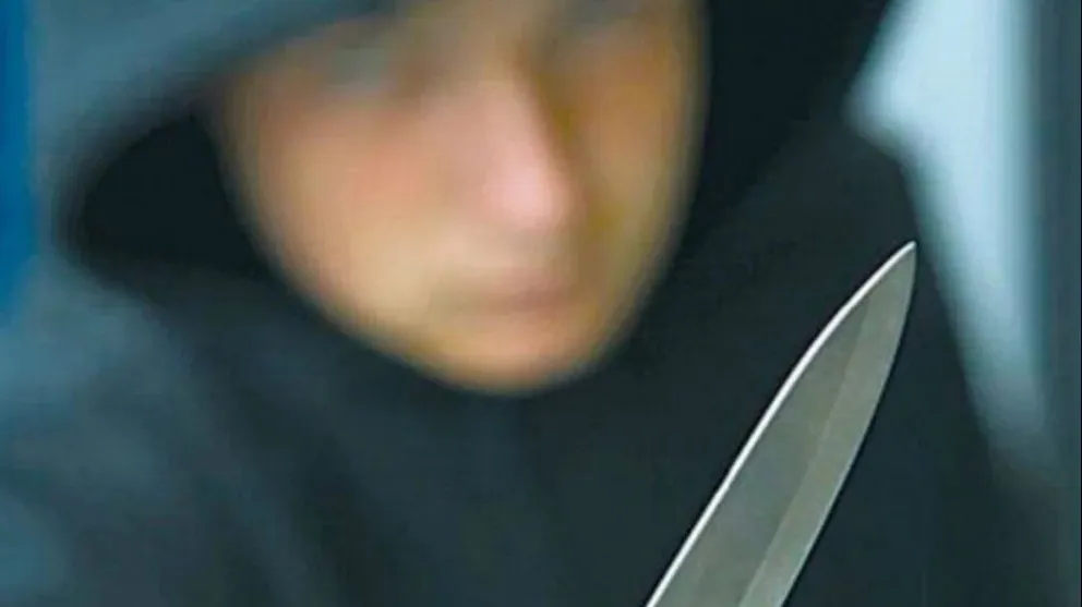 Entradera en Barrio Nuevo: golpearon la puerta, la amenazaron con un cuchillo y le robaron la cartera