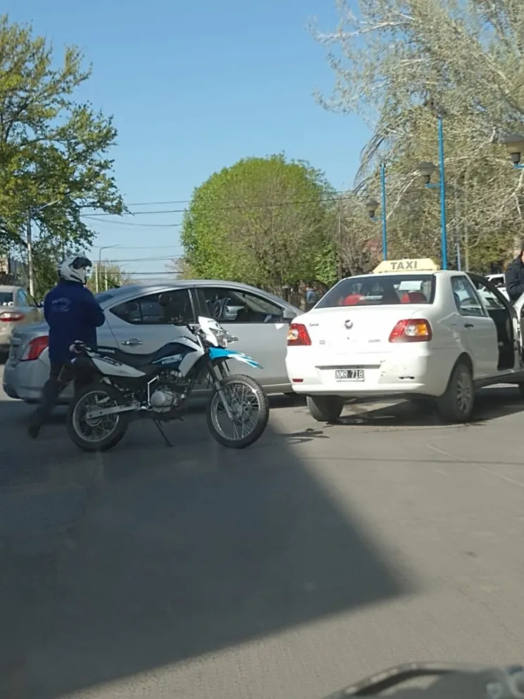 El clásico "encontronazo" en una esquina del canalito