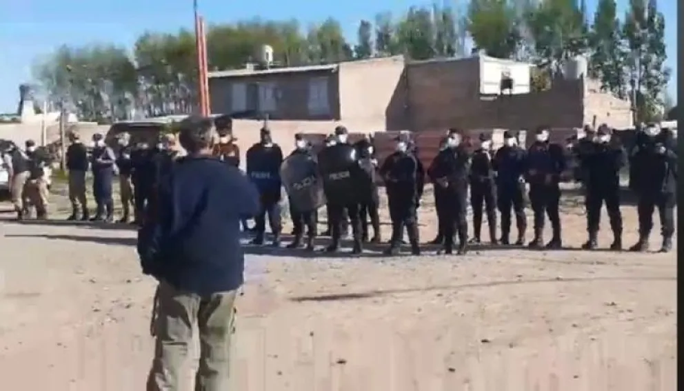 VIDEO: Así fue el desalojo y la detención de la concejala de Fernández Oro