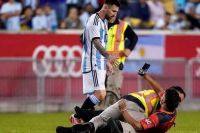 VIDEO: se conoció el momento cuando un hincha se metió a saludar a Messi en el partido ante Jamaica