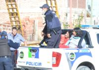 Acusaron a once personas de entorpecer el desalojo en Fernández oro 