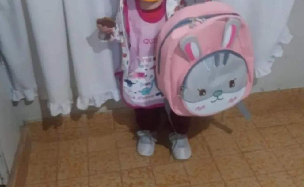 Una niña extravió su mochila con todos sus útiles y la está buscando 
