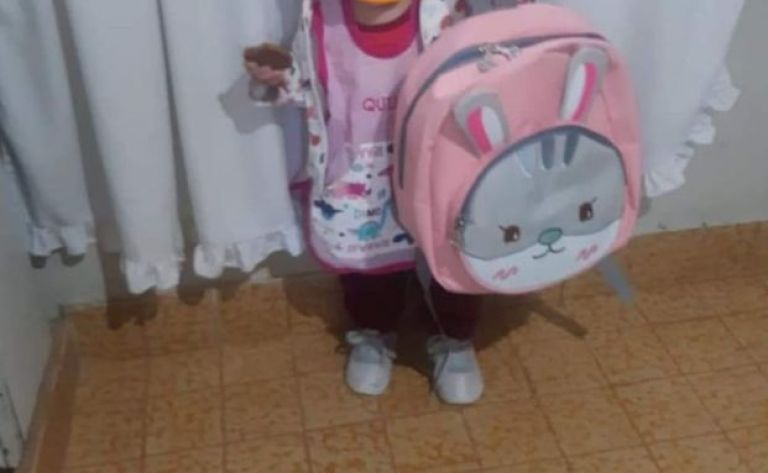 Una niña extravió su mochila con todos sus útiles y la está buscando