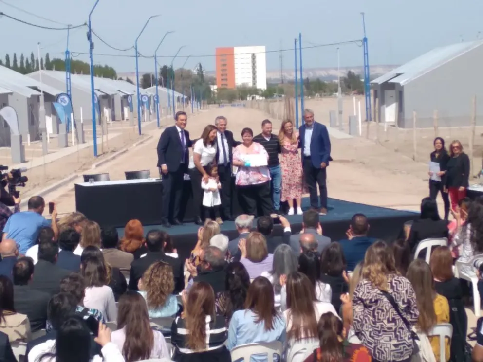Alberto Fernández presidió la entrega de viviendas en Quinta 25
