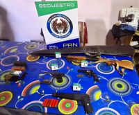 Escuela 357: En allanamientos recabaron pistolas, una escopeta, un revólver y municiones de diferentes calibres 