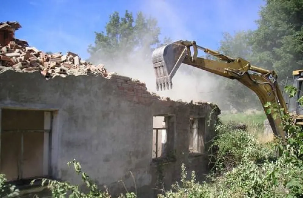 La casa empezó a temblar y las paredes se rajaban pero no era un terremoto: era una demolición