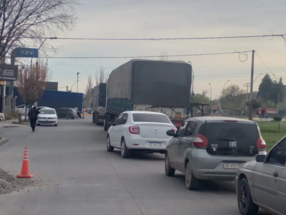 ¿A qué se deben las largas filas de autos en las estaciones de servicio?