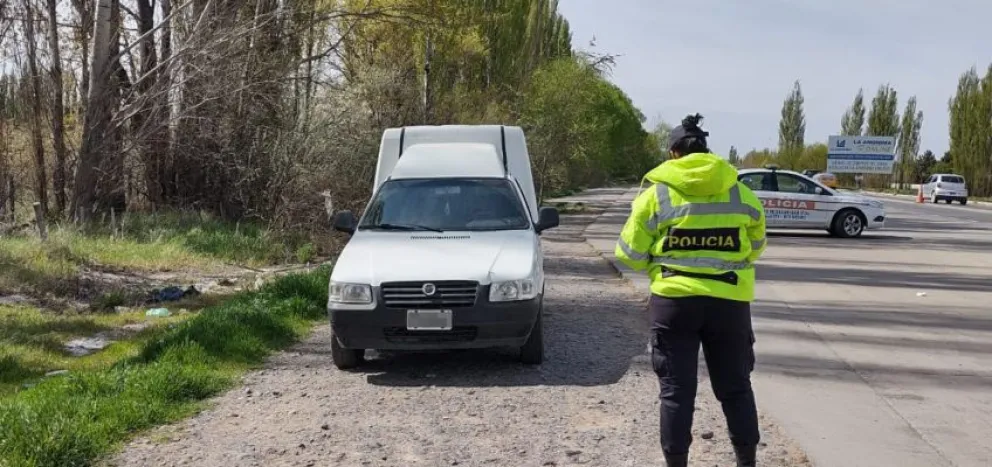 Abandonó el vehículo cerca del puesto de control policial y simulando fallas mecánicas pero era robado