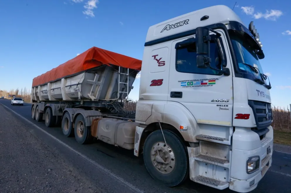 Quieren un camino alternativo que descomprima el tránsito pesado por la ruta 22