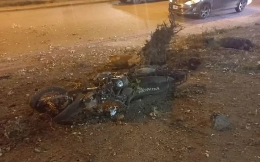 Un joven motociclista se encuentra grave tras impactar con una camioneta 
