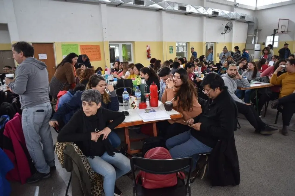 Tras 12 horas de debate, la UNTER aceptó por mayoría la oferta salarial del gobierno rionegrino