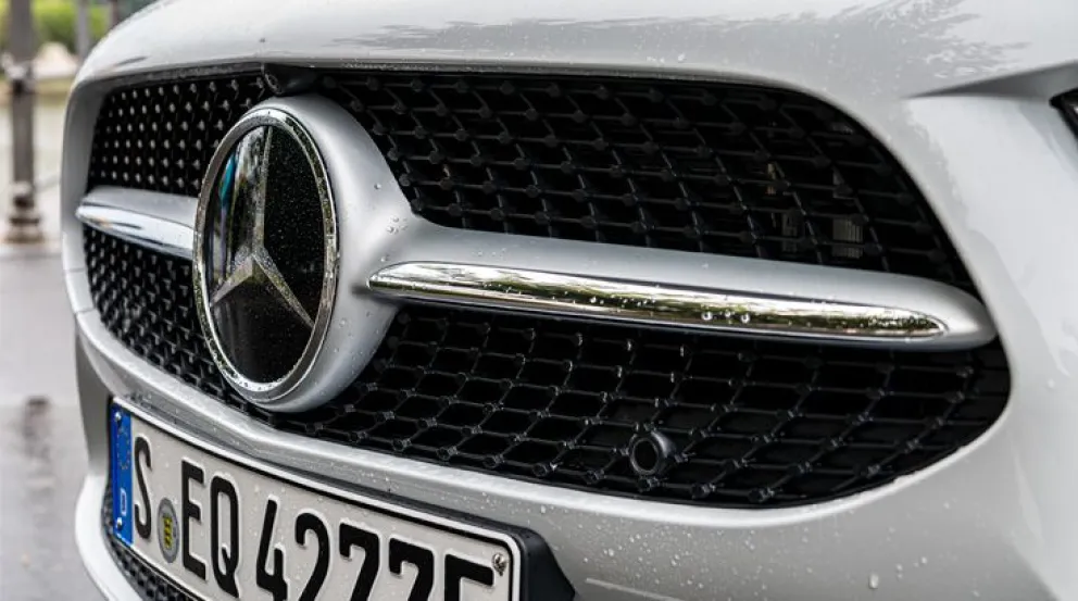 Robo de alta gama: dejó el Mercedes Benz en marcha en la puerta del cajero y se lo llevaron