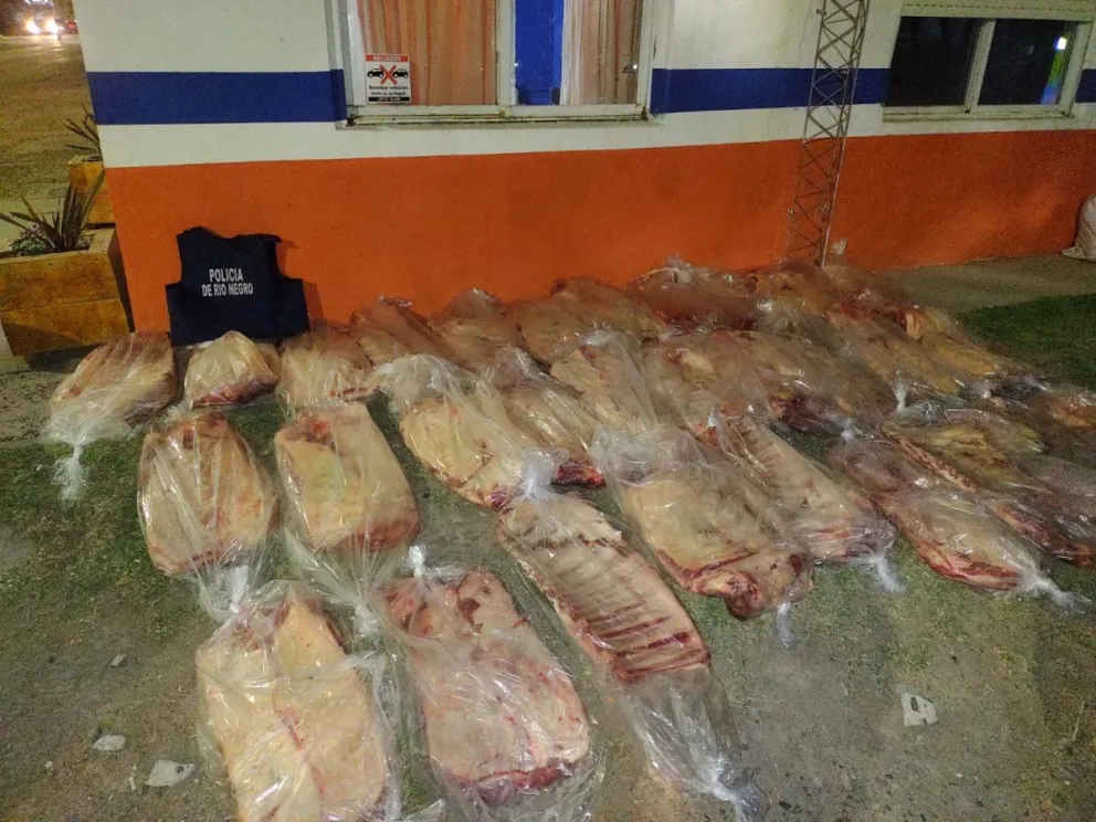 Circulaban con el vehículo repleto de costillares y los decomisó la policía