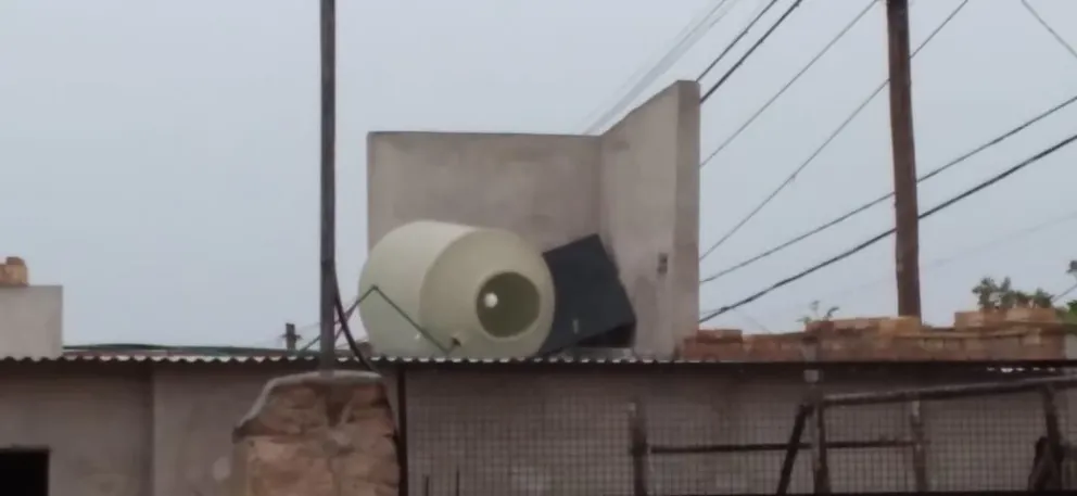 Escuchó un estruendo y salió a ver qué pasaba: un rayo había derribado su tanque de agua