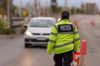 Locos al volante: tres jóvenes intentaron atropellar a un policía sobre Ruta Chica