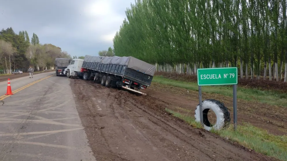 A tener paciencia: un camión quedó varado sobre Ruta 22 y hay demora en el tráfico
