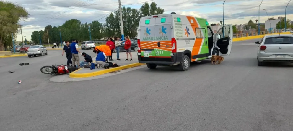 Un vehículo y una moto chocaron en una rotonda y una chica fue trasladada al hospital