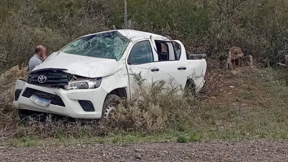 Perdió el control de la camioneta en una curva y volcó sobre la Ruta 151 