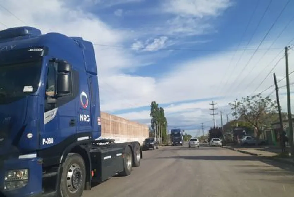 Vecinos denuncian que el paso constante de camiones está destruyendo sus casas