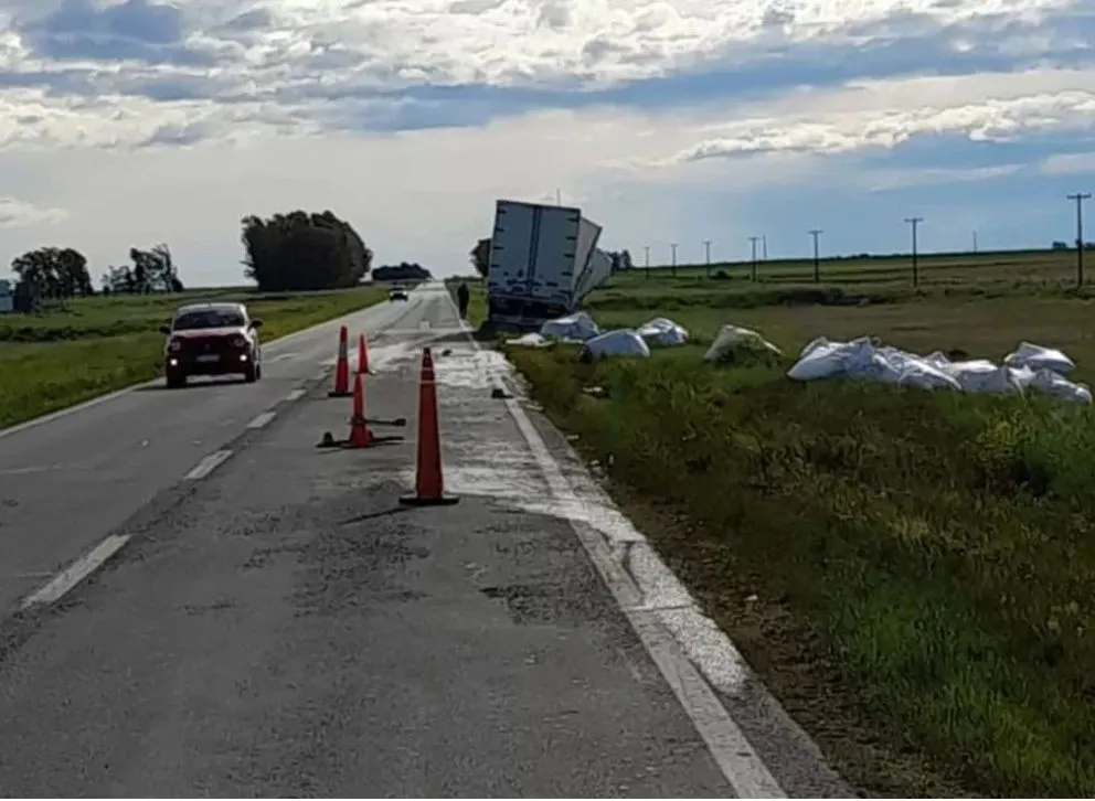Peligro en la ruta 3: un camión perdió una sustancia tóxica