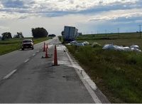Peligro en la ruta 3: un camión perdió una sustancia tóxica