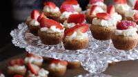 Para la merienda: hacé muffins de miel con crema y frutillas