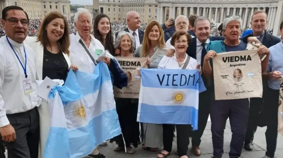 La gobernadora se hizo presente en la coronación de Zatti y pidió al Papa por algo en especial 