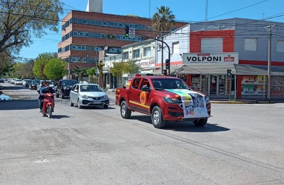 Gran cantidad de vecinos recibieron la santificación con misa y a los bocinazos en Viedma