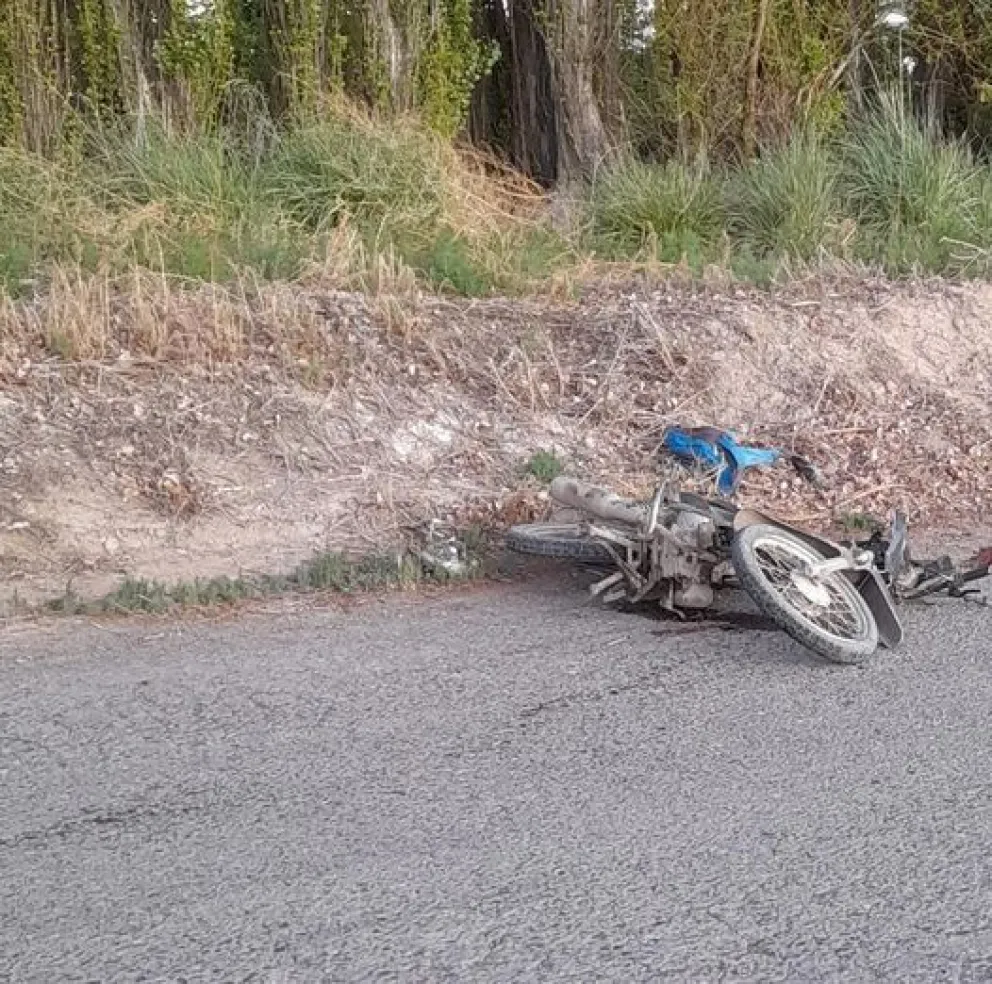 Motociclista internado: chocó con una valla y se golpeó la cabeza contra el pavimento