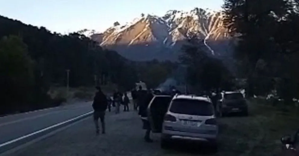 Efectivos federales dispersaron a un grupo de mapuches frente a la toma desalojada de Mascardi