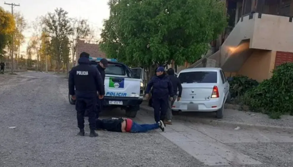 Terminó detenido, pero antes destrozó una casa de Cinco Saltos 