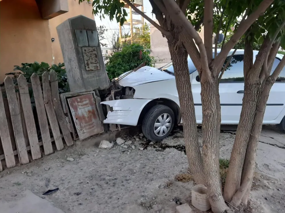 Manejaba alcoholizado, evadió un control policial y chocó contra un nicho de gas  