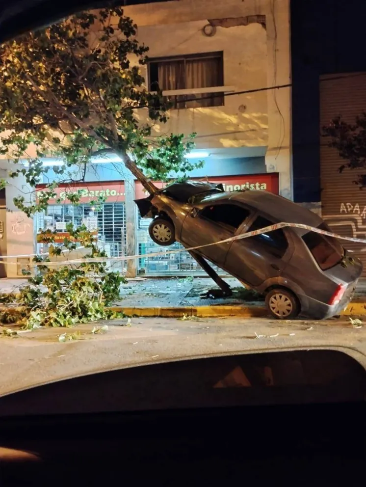 Se le complicó para estacionar pero respetó el cordón amarillo 