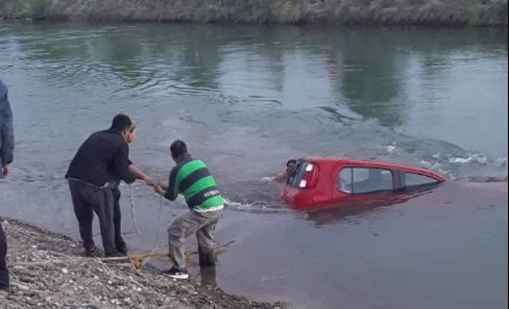 Se despistó y cayó al canal: por suerte tuvo la ayuda de los vecinos 