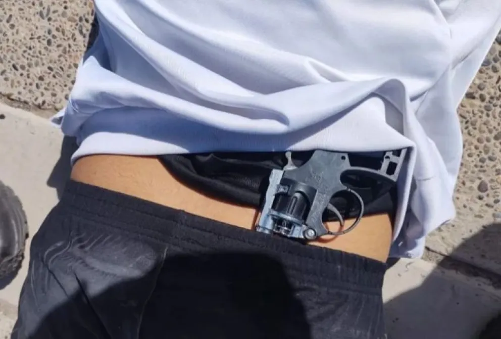 Detienen a dos menores de 14 y 15 años tras asaltar a una mujer con un arma de utilería