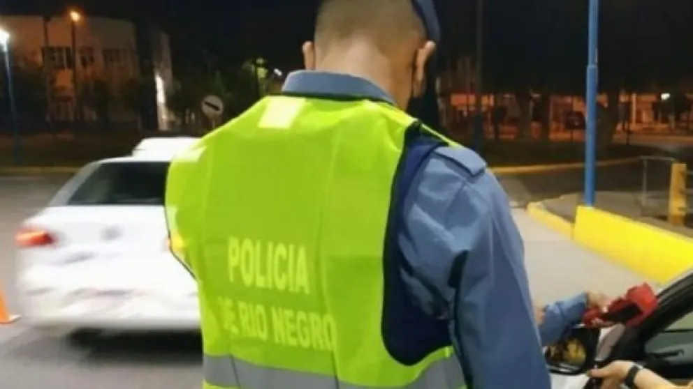 Un taxista se asustó por el control policial y terminó derrapando