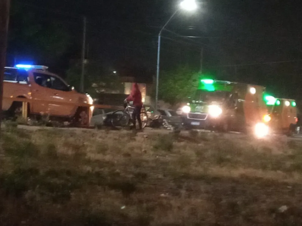 Último momento: Un auto bajo derrapando y embistió a dos motociclistas
