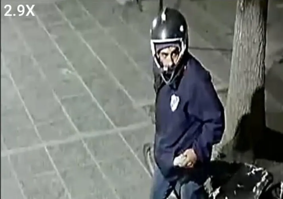 VIDEO. Un ladrón con pocas luces: entró a robar a una verdulería pero perdió parte del botín en el camino